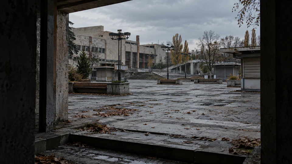 Virtual gaming world architecture depicting an abandoned digital settlement